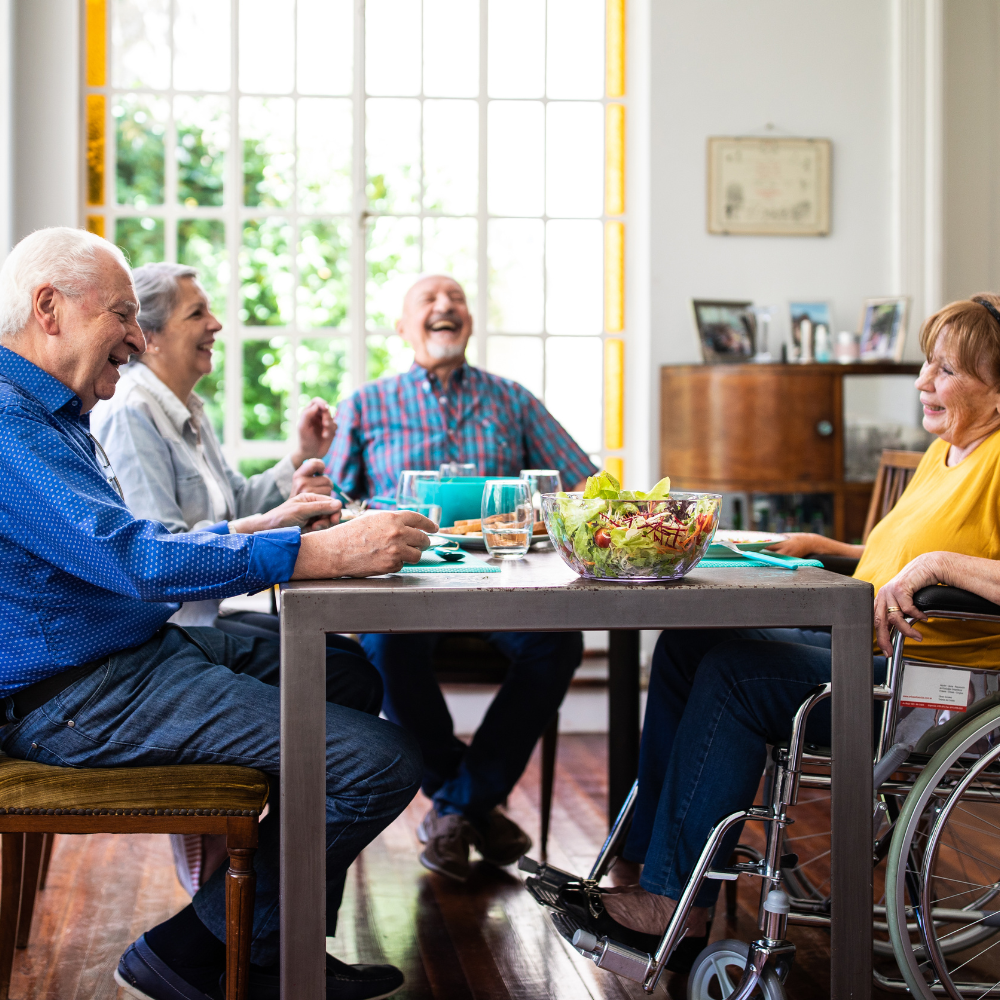 Oudere vrienden praten tijdens de lunch