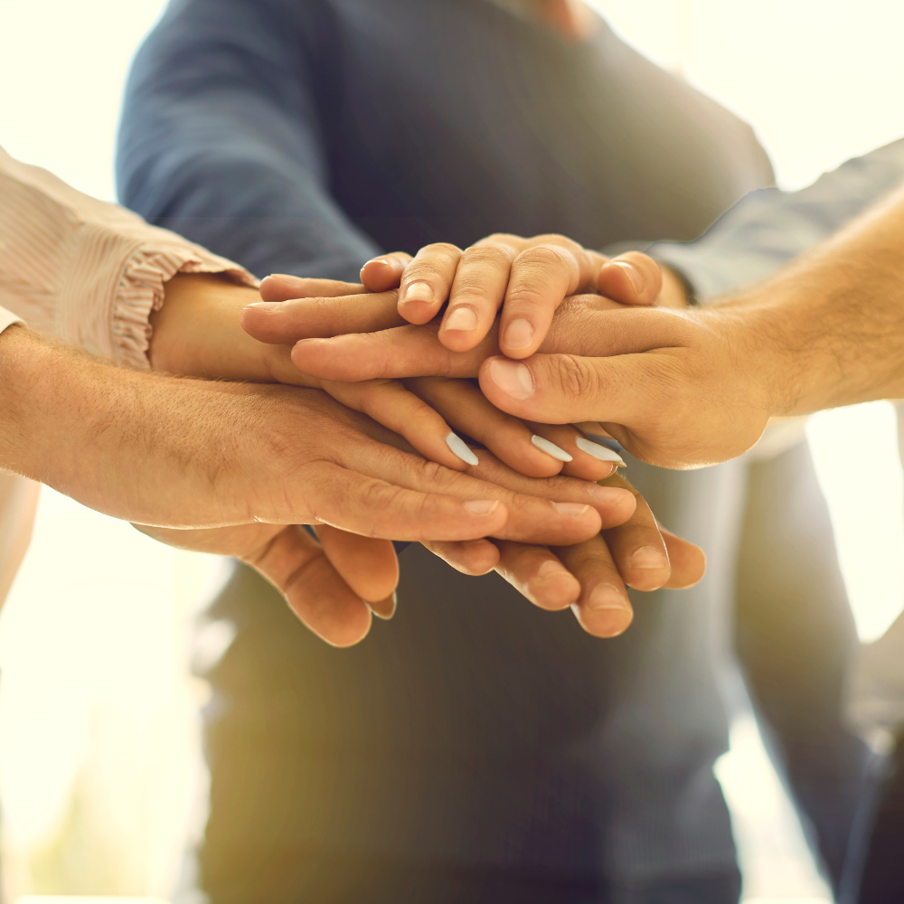 Teamgenoten met handen samen